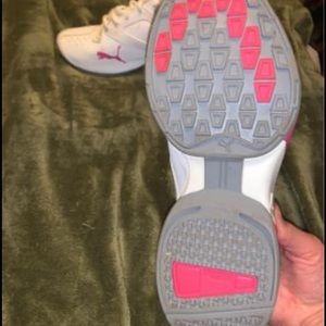 Woman’s puma tennis shoes